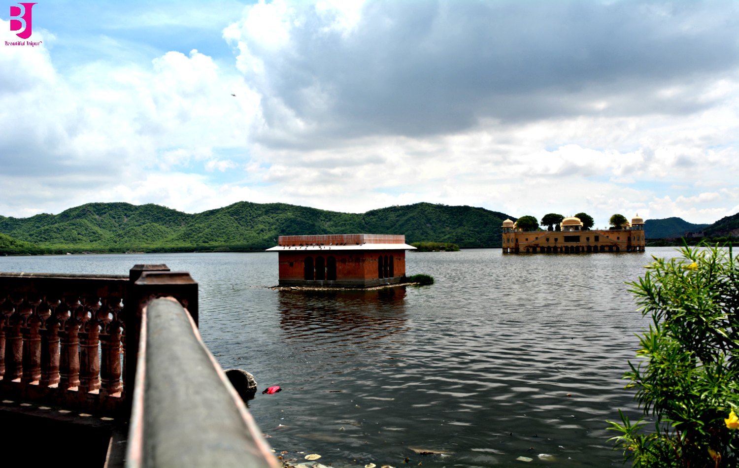 Wide view of Jal Mahal in Man Sagar Lake with Aravalli hills