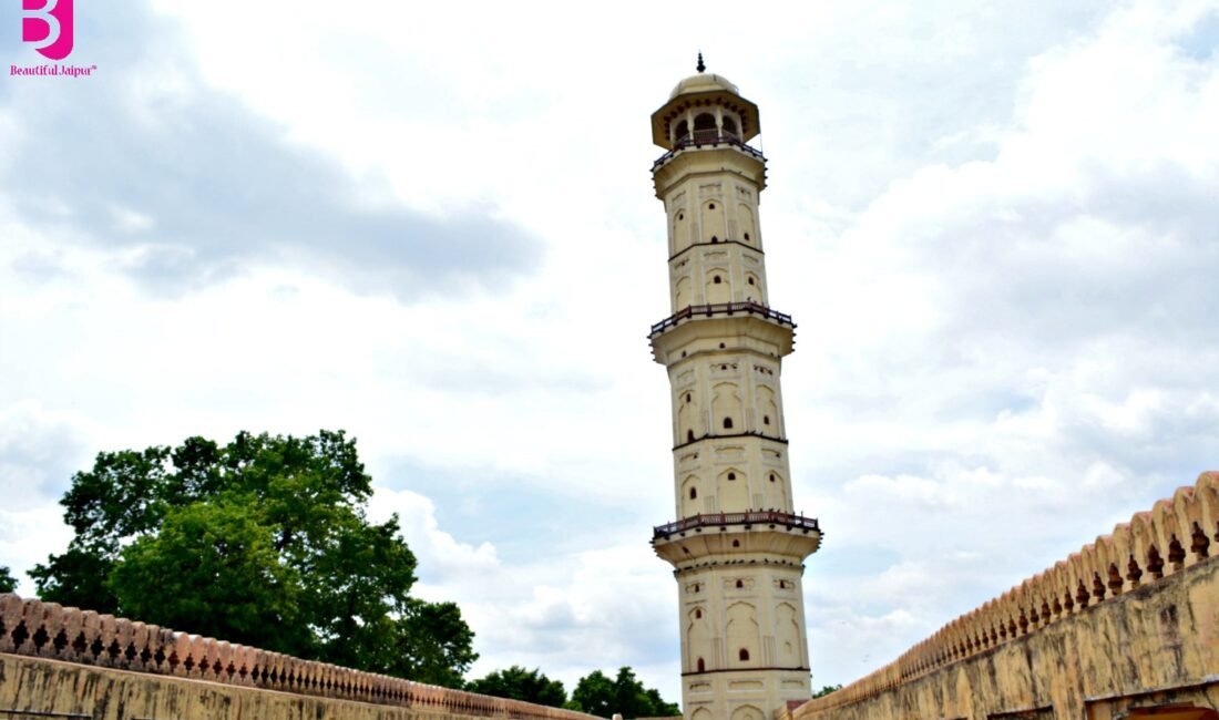 Full view of Sargasuli Tower, also known as Isarlat, in Jaipur