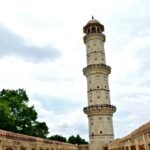 Full view of Sargasuli Tower, also known as Isarlat, in Jaipur