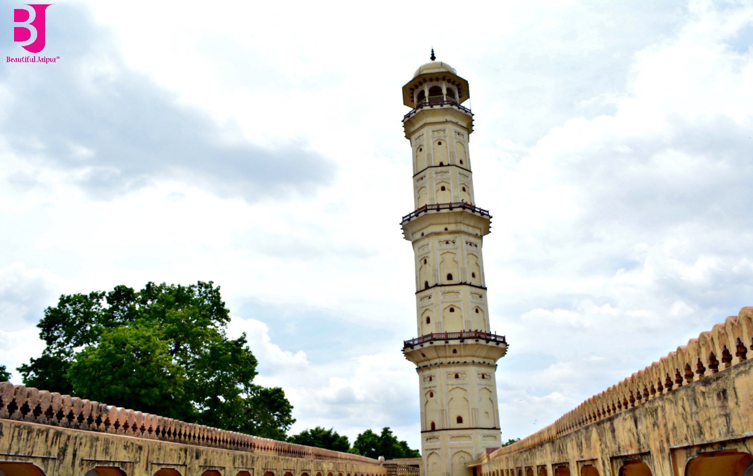 Full view of Sargasuli Tower, also known as Isarlat, in Jaipur