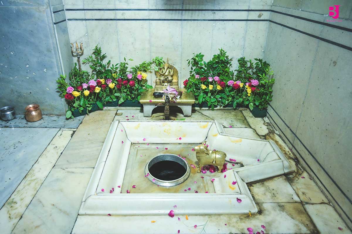 अंबिकेश्वर महादेव मंदिर की भूमिगत शिव-शिला और पूजन स्थल