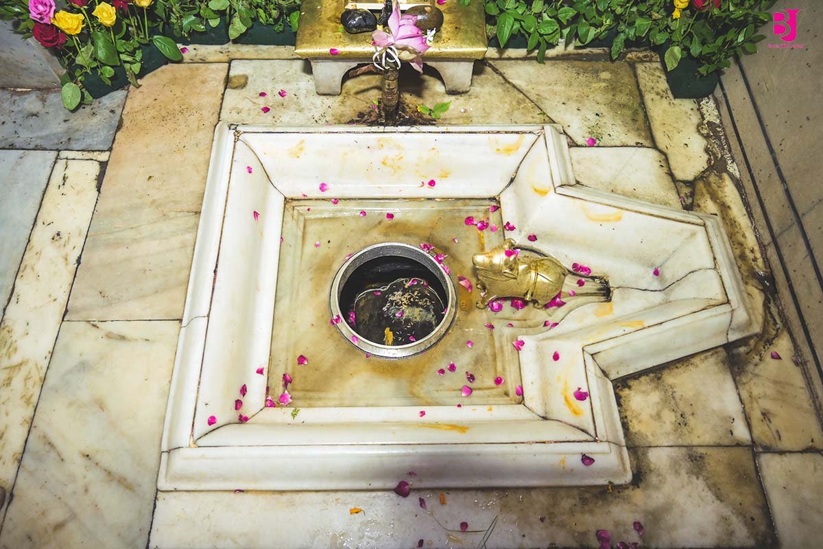 अंबिकेश्वर महादेव मंदिर में शिव-शिला और नंदी का दृश्य